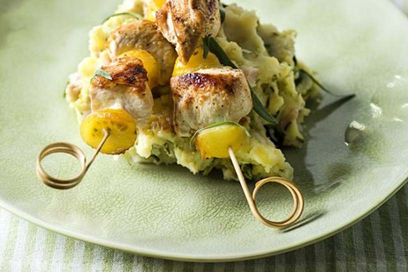  Andijviestamppot met kipspiesjes op een groen bord